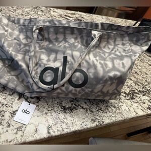 Brand new Alo yoga bag worth 90$ plus taxes in store